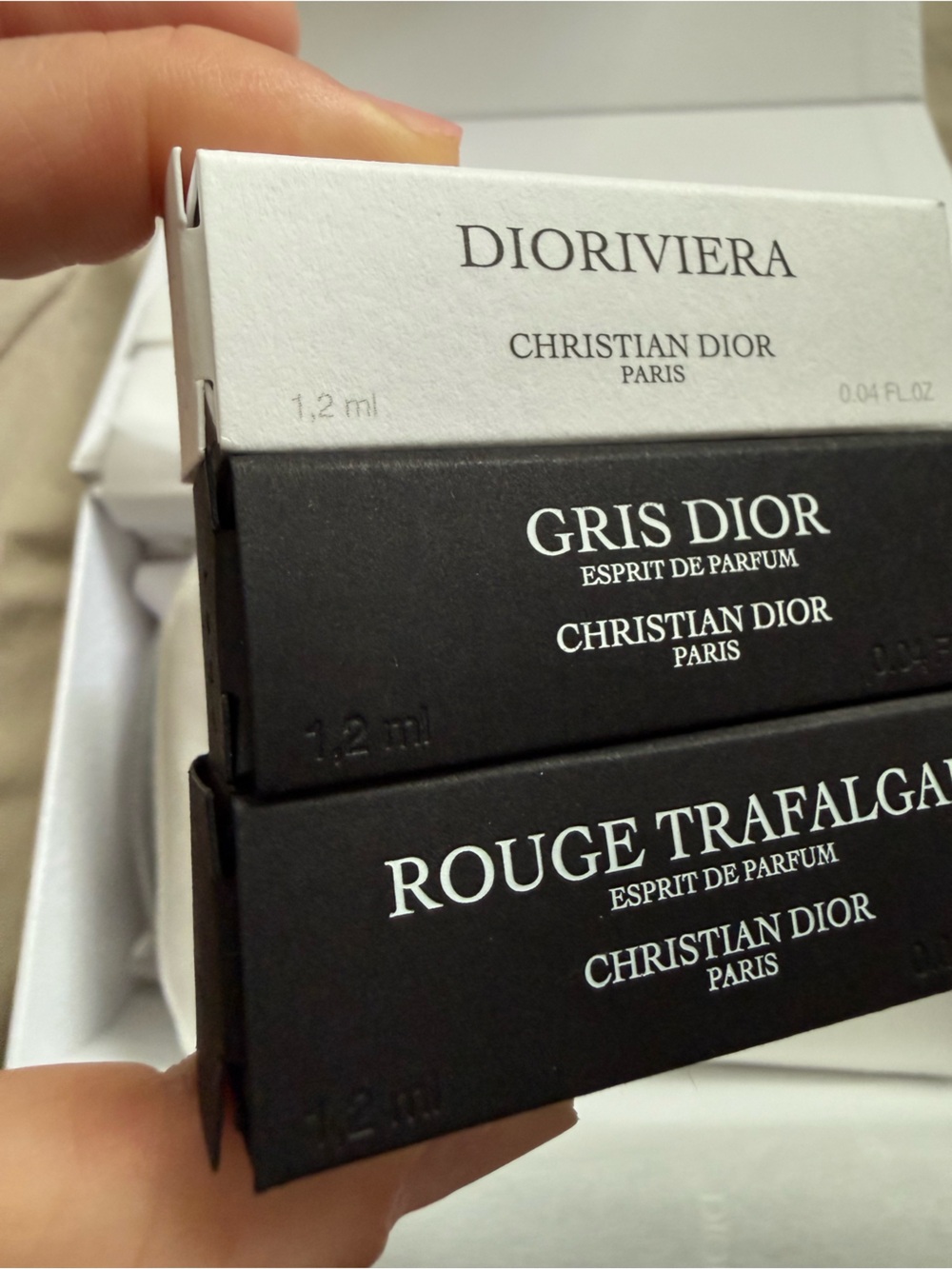 Dior White Embossed pouch with 3 samples in a gift box with a bow - Picture 5 of 6